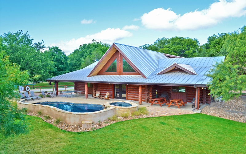 Bear's Landing home exterior, outdoor pool, hot tub